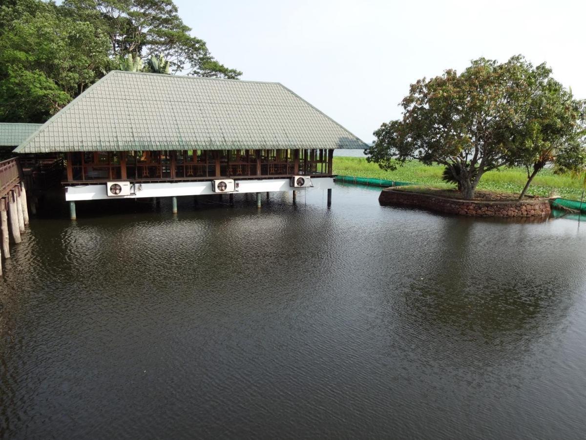 Hotel Water Scapes Kumarakom Exterior foto